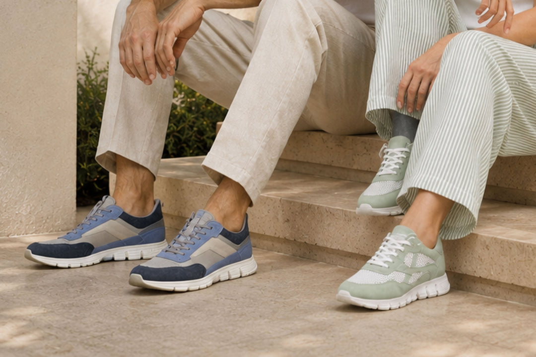 Damen- und Herren-Sneaker MokRunner von Sioux in Grün und Blau, getragen auf hellen Steinstufen in sommerlicher Umgebung.