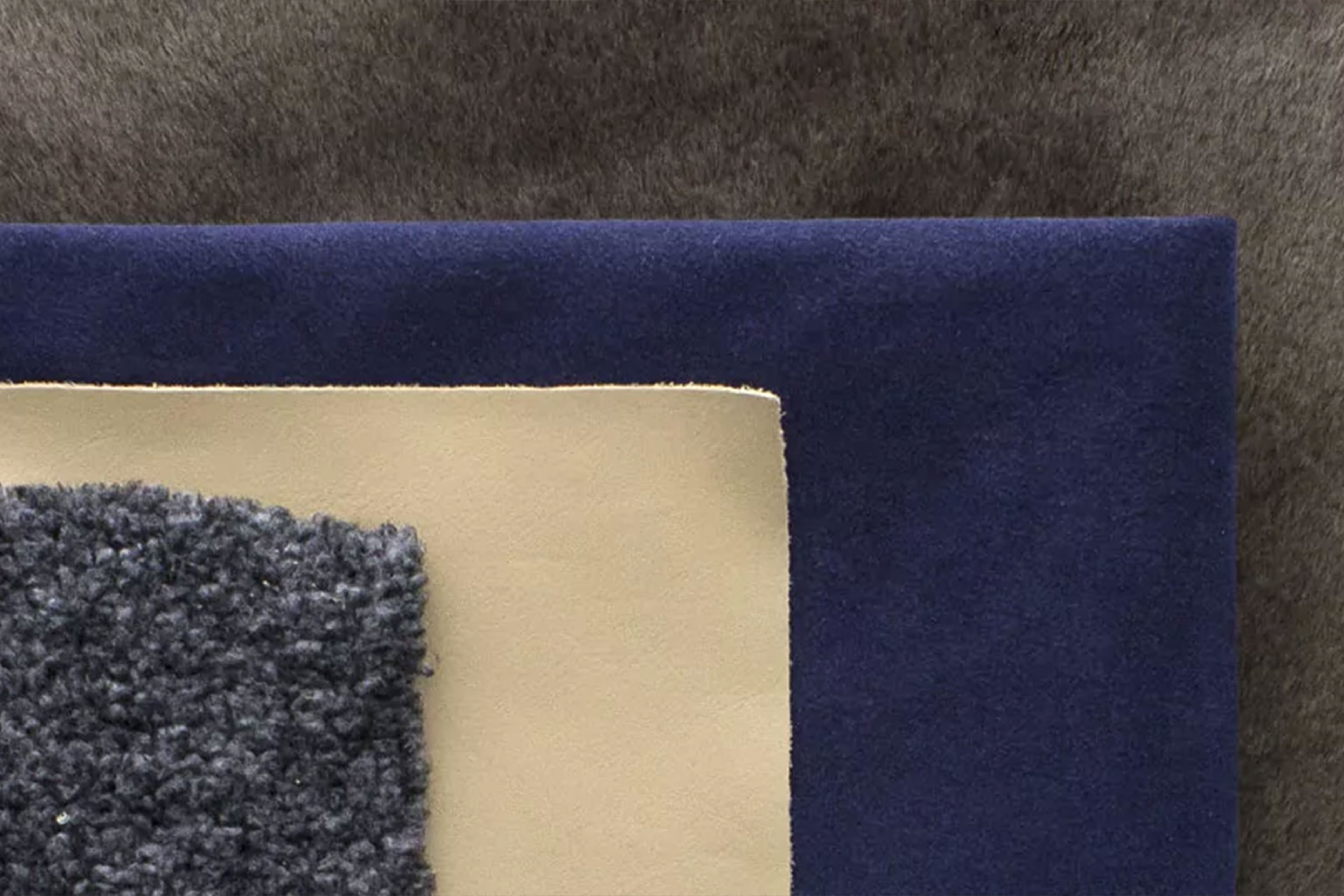 Verschiedene Materialien für Schuhfutter in Leder-, Textil- und Veloursoptik.