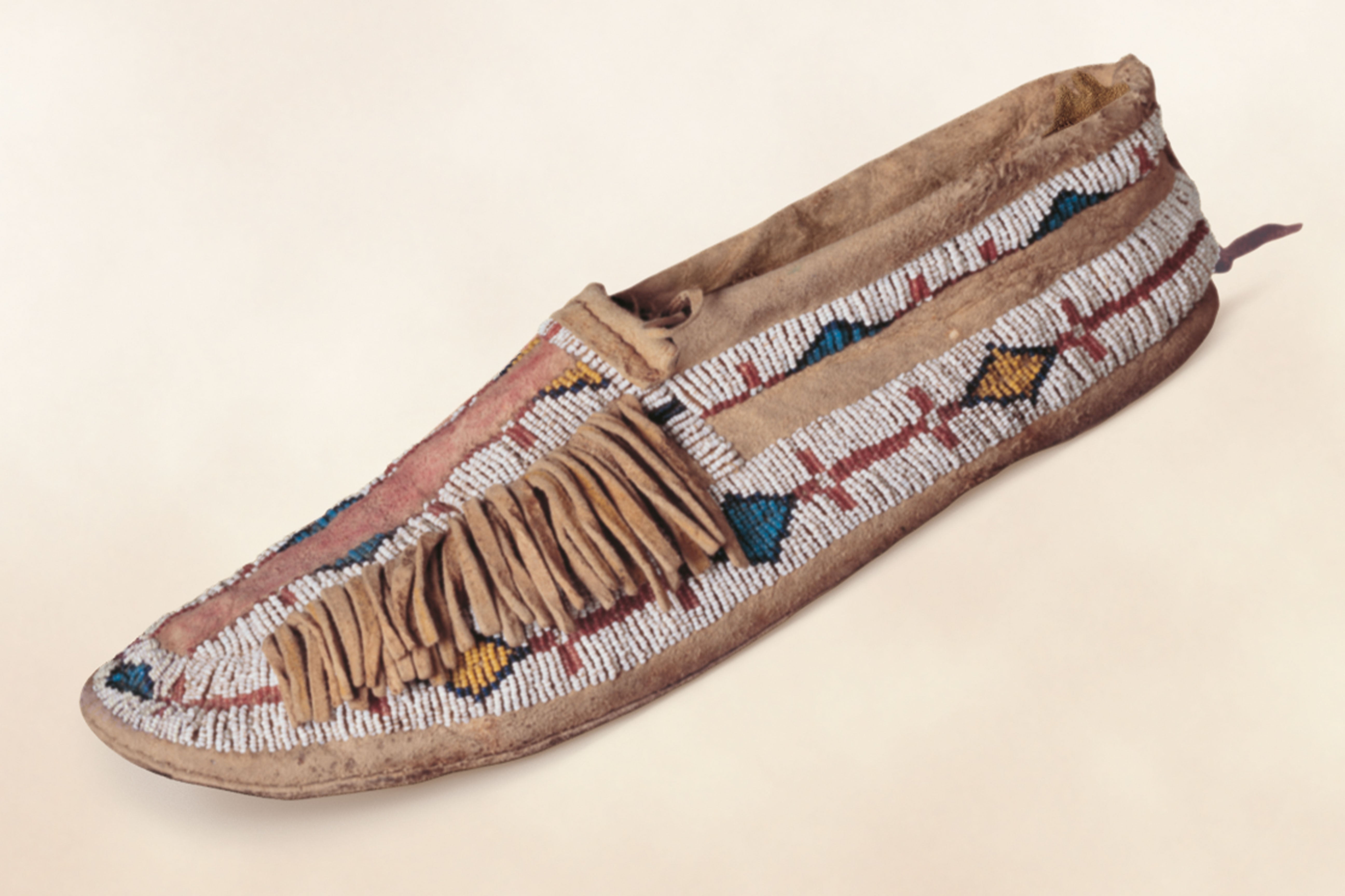 Historischer Mokassin aus Leder mit Perlenverzierung – Beispiel traditioneller Schuhgeschichte