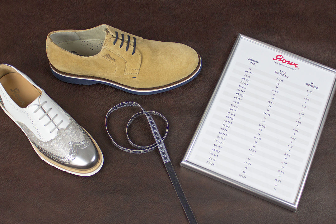 Sioux Schuhe mit Maßband und Tabelle zur Umrechnung von Fußlänge sowie EU- und UK-Schuhgrößen.