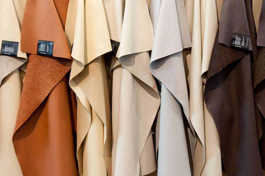 Verschiedene Schuhleder in natürlichen Farbtönen als Materialauswahl für hochwertige Sioux Schuhe.