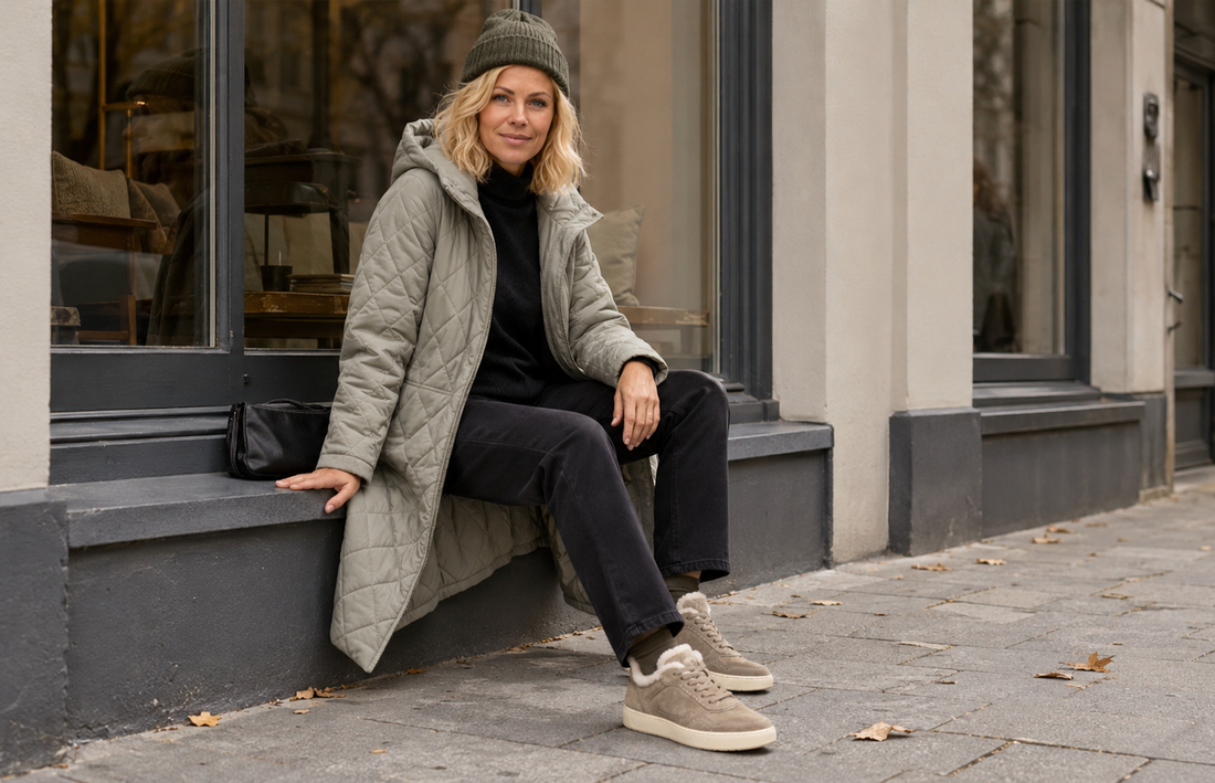 Frau im winterlichen Stadtlook trägt beige Sioux Damenschuhe mit weichem Warmfutter.